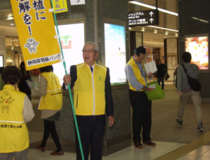 JR静岡駅コンコースにおいて